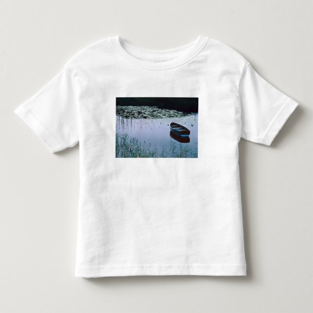 Rodd båt på liten sjö omgiven av vatten tee shirt (Framsida)