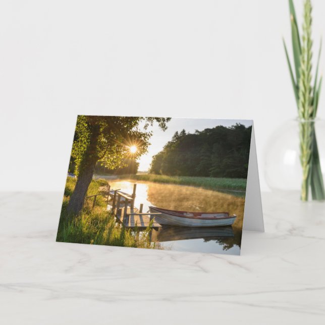 Roddbåt som förtöjas på sjön kort (Framsida)