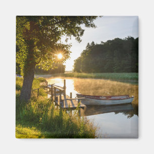Roddbåt som förtöjas på sjön magnet