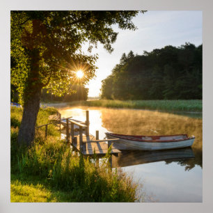 Roddbåt som förtöjas på sjön poster