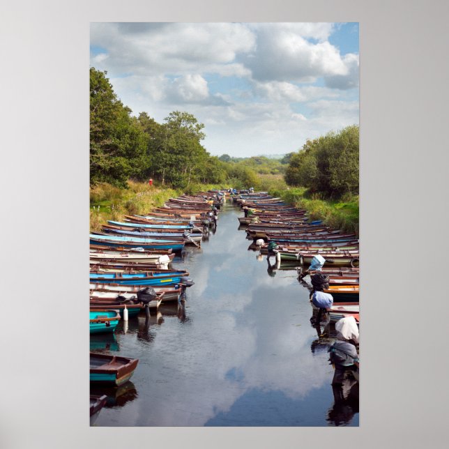 roddbåtar som är förtöjda vid ross-slott i killarn poster (Framsidan)