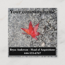 Rödfall löv i regn på grått-texturerad väg fyrkantigt visitkort