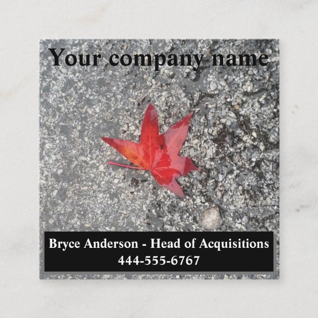 Rödfall löv i regn på grått-texturerad väg fyrkantigt visitkort (Framsida)
