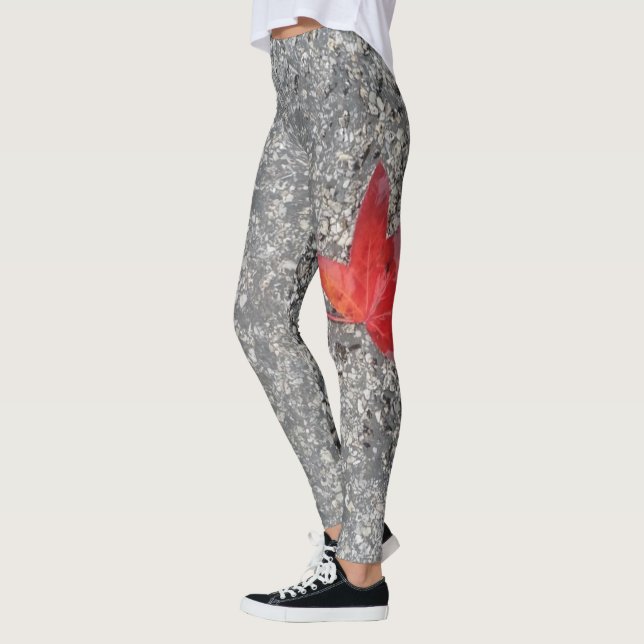 Rödfall löv i regn på grått-texturerad väg leggings (Vänster)