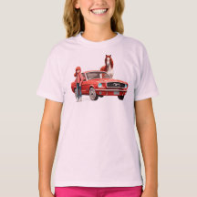 Rödhårig Girl with Mustang Car Horse