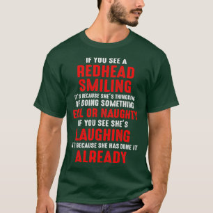 Rödhårig ler och gör nåt ont eller ont Sh T Shirt