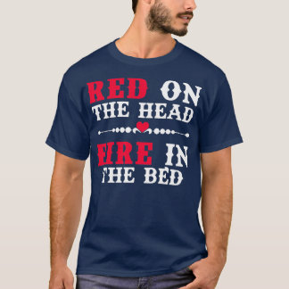 Rödhårig röd på huvudbranden i sängen Ava T Shirt