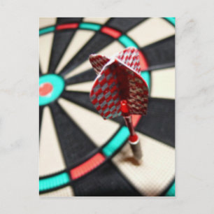 Rödkontrollerad dart på ritbord vykort