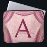 Rodna namn för rosa- och Burgundy gardinMonogram Laptop Fodral<br><div class="desc">Den rodna rosan och Burgundy hänger upp gardiner flickaktigt gnistraMonogramfodral. Detta fodral kan skräddarsy för att inkludera ditt initialt och förnamn.</div>