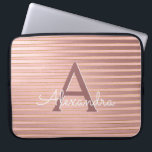 Rodna rosa- och guldrandMonogram flickaktigt Laptop Fodral<br><div class="desc">Rodna rosa- och Fauxguld omkullkastar det eleganta Monogramfodral för randar. Detta fodral kan skräddarsy för att inkludera ditt initialt och förnamn.</div>