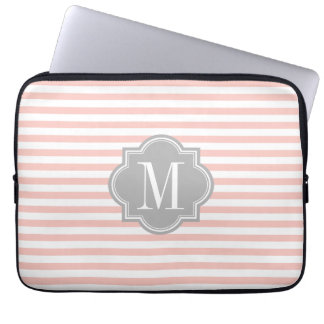 Rodna rosarandar med den gråa monogramen laptop sleeve
