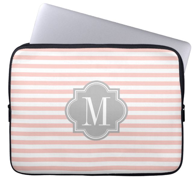 Rodna rosarandar med den gråa monogramen laptop sleeve (Framsidan)