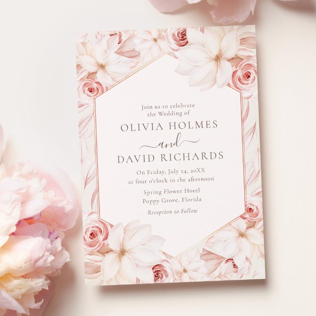 Rodnad Beige Blommig Bröllopsinbjudan Inbjudningar (Boho Beige and Blush Pink Floral Wedding Invitation on pink table with pink roses.)