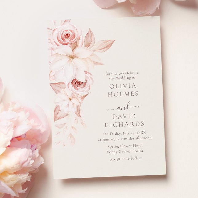 Rodnad Beige Blommig Vertikal Bröllopsinbjudan Inbjudningar (Bohemian Beige and Pink Roses Wedding Invitation on pastel pink table with pink roses.)