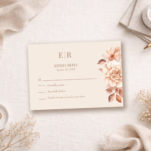 Rodnad Beige Monogram Bröllops RSVP-kort OSA Kort (Modern Rose Gold Floral Monogram Wedding RSVP Card on a neutral boho table with botanicals)