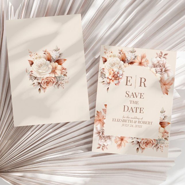 Rodnad Beige Monogram Spara datum-kort Inbjudningar (Boho Floral Mousse Monogram Wedding Save the Date Invitation on a sunny neutral dry palm leaf.)
