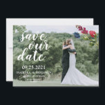 Rodnad Burgunder Marinblå Blommig Elegant Foto Spara Datumet<br><div class="desc">Denna "save the date"-kort har rosafärgade, marinblå och burgunderfärgade blommor i vattenfärgsstil som skapar en elegant, lantlig och rustik stil. De djupa, rika nyanserna av burgunder/marsala är perfekta för ett höst- eller vinterbröllopstema och rosafärgen ger ömthet och sötma åt dekorationen. Den marinblå färgen balanserar det feminina i rosafärg och hela...</div>