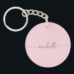 Rodnad Rosa Minimalistisk Guld Monogram Namn Skrif<br><div class="desc">Elegant rosabruten Rosa Sofistikerad Feminint Guld Monogram Namn Skrift Anpassad Personlig Nyckelring. Denna Enkla Minimalistiska design med ditt förnamn i en vacker handskriven stilsvansad typsnitts typografi skrift i guld färg på ljus baby rosa eller rosabruten färg bakgrund. Så lätt att anpassa. Stor snygg feminin husvärmegåva, också för födelsedag, bröllop, mors...</div>