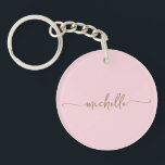 Rodnad Rosa Minimalistisk Guld Monogram Namn Skrif<br><div class="desc">Elegant rosabruten Rosa Sofistikerad Feminint Guld Monogram Namn Skrift Anpassad Personlig Nyckelring. Denna Enkla Minimalistiska design med ditt förnamn i en vacker handskriven stilsvansad typsnitts typografi skrift i guld färg på ljus baby rosa eller rosabruten färg bakgrund. Så lätt att anpassa. Stor snygg feminin husvärmegåva, också för födelsedag, bröllop, mors...</div>