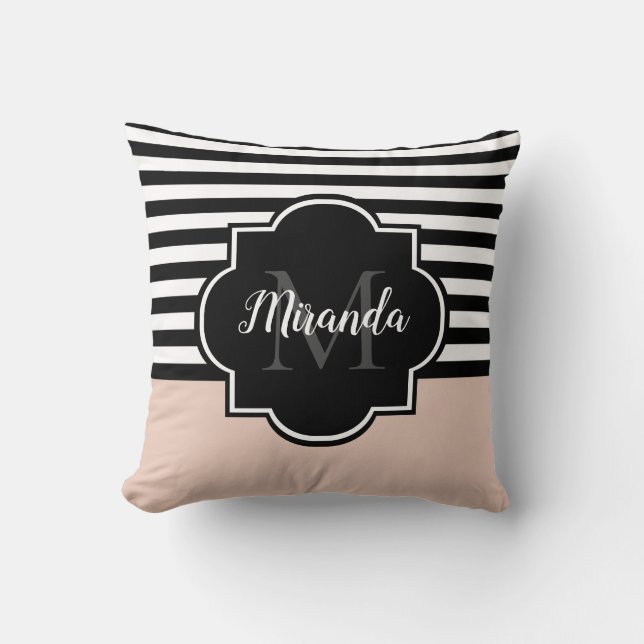 Rodnad svart rand monogramnamn kudde (Framsida)