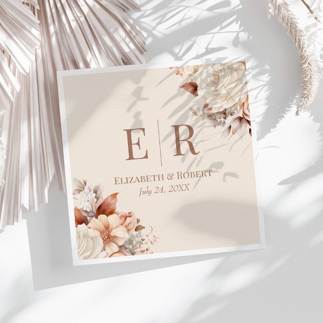 Rodnande Blommig Mokka Mousse Monogram Bröllop Pappersservett (Blush Floral Mocha Mousse Monogram Wedding Napkins on a sunny white boho table.)