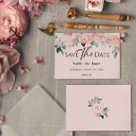 Rodnande Blommig Rosa Bröllopsplatt Spara Datum Datumet<br><div class="desc">Denna rosafärgade bröllopsplattforms "Save the Date"-design med blomstermotiv har vackra, chic och klassiska bakgrunder i pastellrosa och marinblå med enkel modern typografi och elegant kalligrafi för att skapa en sofistikerad ton för alla typer av evenemang. Varje produkt är dekorerad med vackra rosafärgade rosor och persiko- och elfenbensfärgade hortensior arrangerade med...</div>