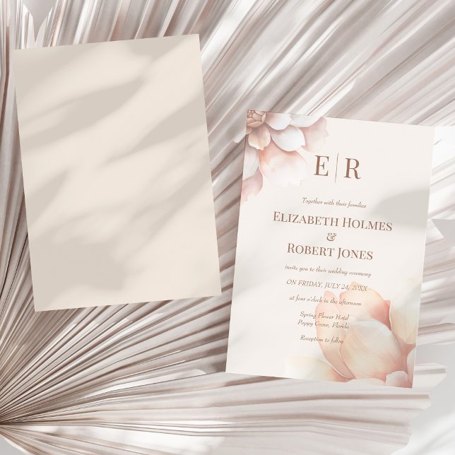 Rodnande blomsterinitial bröllopsinbjudan inbjudningar (Modern Blush Pink Mousse Petals Monogram Wedding Invitation on a sunny neutral dry palm leaf.)