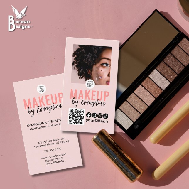 Rodnande Rosa Skript Logotyp QR-kod Foto Smink Visitkort (Elevate your MUA branding: Stylish BLUSH PINK MAKEUP BUSINESS CARD with QR code & social media icons)
