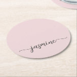 Rödrosa monogramnamn skript Chic signatur Underlägg Papper Rund<br><div class="desc">Rosa Monogram Namn Signatur Skript Personlig Rund Pappers Coaster. Dessa mönster har ditt förnamn i en vacker handskriven svansfont signatur typografi på rosa eller pastell dammig rosa. Dessa är lätta att anpassa. Fin stilren feminin husvärmegåva, även för födelsedag, bröllop, brud shower, sweet 16 födelsedagsfest, mors dag, baby shower, för examensfest...</div>