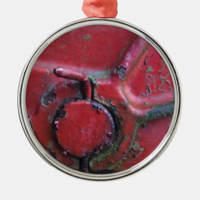 Rödrost lastbil nära julgransprydnad metall (Framsidan)