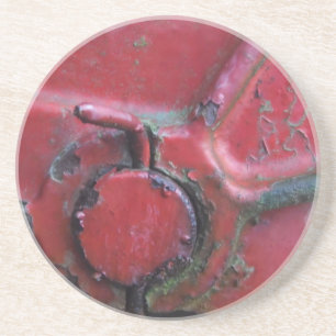 Rödrost lastbil nära underlägg