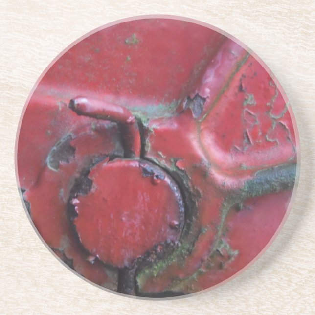 Rödrost lastbil nära underlägg (Framsidan)