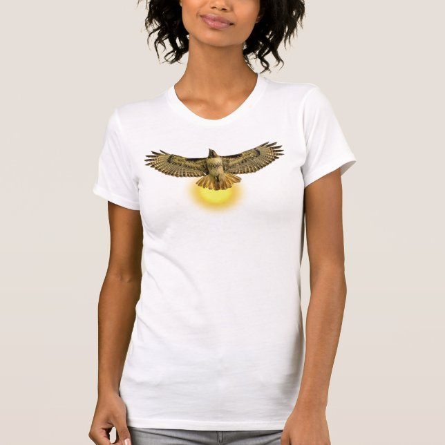 Rödstjärtad vråk flygande med solen t shirt (Framsida)