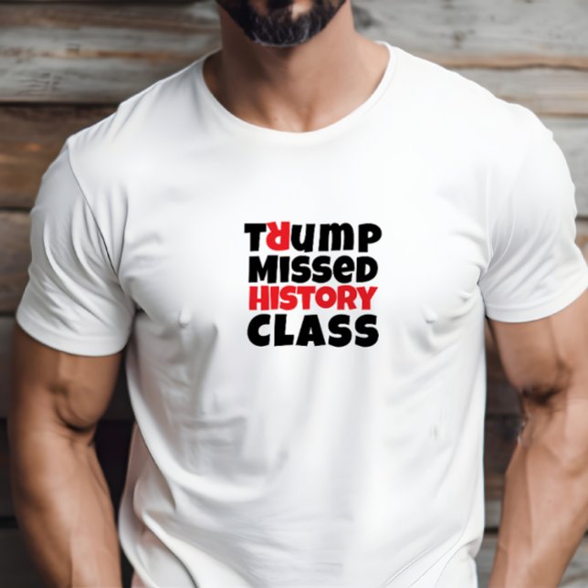 Rödsvart antitrumpsslagord i student t shirt ("Trump missed history class" - a tee with something to say! )