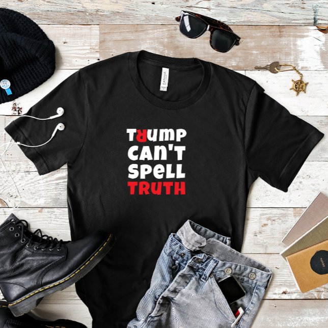 Rödsvart antitrumpsslagord i student t shirt (Skapare uppladdad)