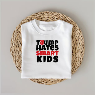 Rödsvart antitrumpsslagord i student t shirt