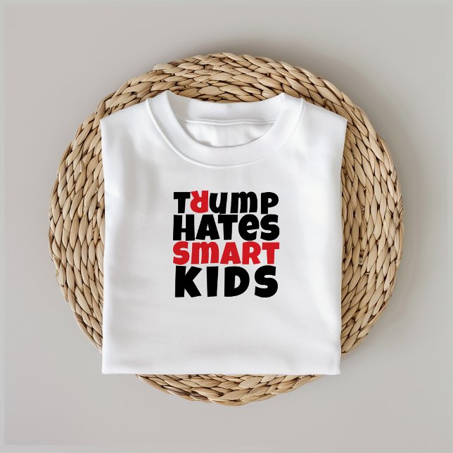 Rödsvart antitrumpsslagord i student t shirt (Skapare uppladdad)