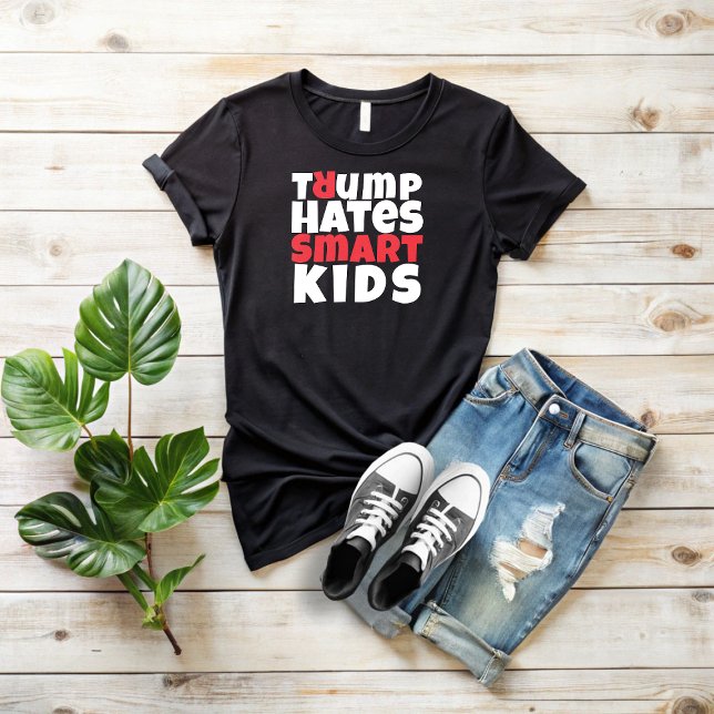 Rödsvart antitrumpsslagord i student t shirt (Skapare uppladdad)