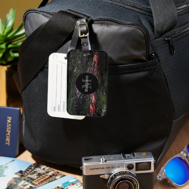 Rödsvart träd-mossy-träbark Monogram Bagagebricka (Framsida & Baksida)