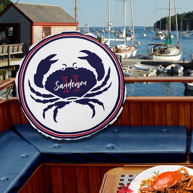 Rödvit krabba i sjön Nautical monogram Rund Kudde (Skapare uppladdad)
