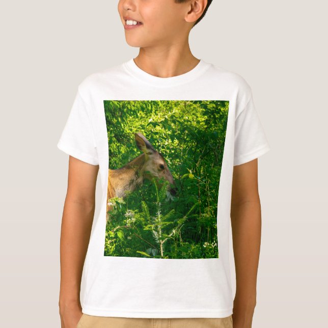 Roe hjort i skogen. t shirt (Framsida)