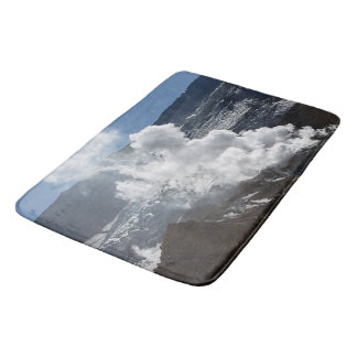 Röka fumarolen i krater av aktivvulkan badrumsmatta