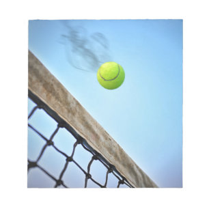 Röka tennisboll som flyger över netto anteckningsblock
