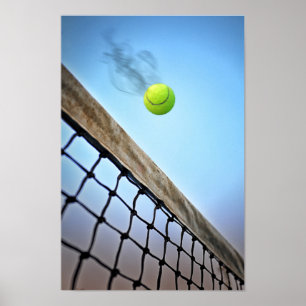 Röka tennisboll som flyger över netto poster