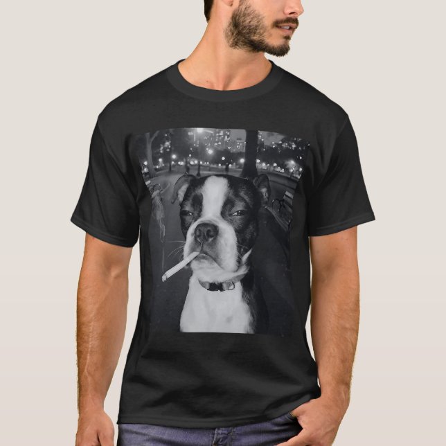 Rökande Hund Gen Z-Meme T Shirt (Framsida)