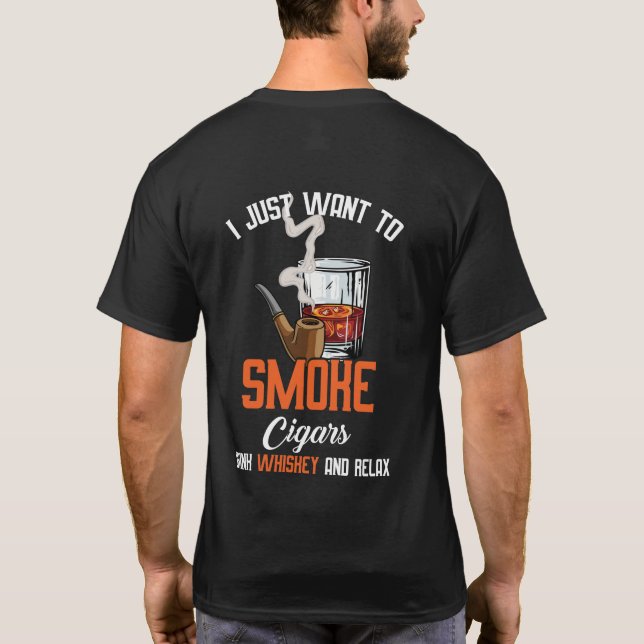 Rökcigarrer dricker whisky och slappna av. t shirt (Baksida)
