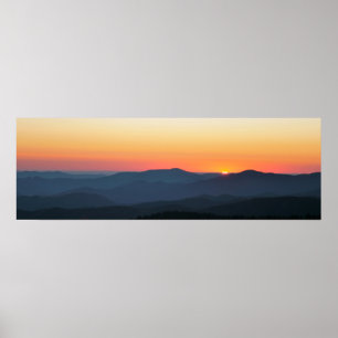 Rökig bergsolnedgång poster