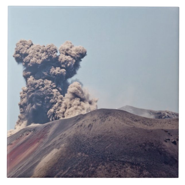 Rökning från den aktiva vulkanen Anak Krakatau Kakelplatta (Framsidan)