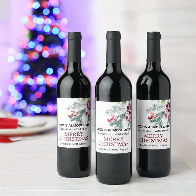 Rolig 2025 är nästan över Vintergrönska Högtid  Vinflaska Etikett (Funny 2025 Is Almost Over Winter Greenery Holiday Wine Label)