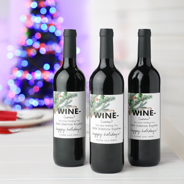 Rolig 2025 Vinlim håller oss samman Grönska Vinflaska Etikett (Funny 2025 Wine Glue Holding Us Together Greenery Wine Label)